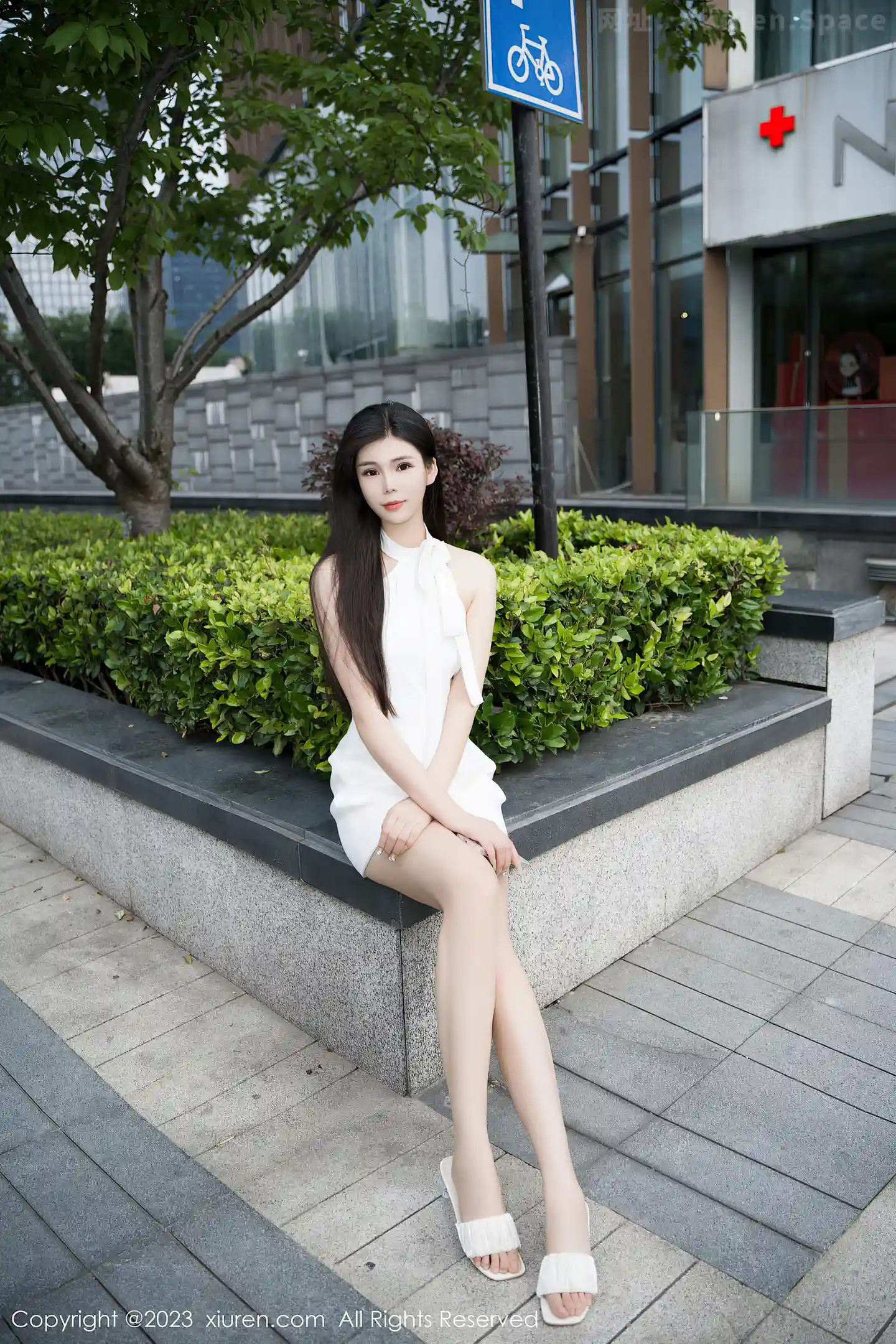 图片[2]-[XiuRen秀人网]VOL.7012 模特雪糕CiCi白色连衣短裙露锁链情趣内衣秀完美身材诱惑写真68P-秀人网官方网站